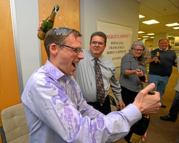 Rob Kuznia celebrando o Pulitzer recebido com seus ex-companheiros do "Daily Breeze". (Crédito: Scott Varley/The Daily Breeze via AP)