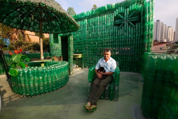 Antenor Feitosa, morador de Paraisópolis (zona sul de SP), em sua casa de garrafas pet; reportagem feita pelo blog Mural (crédito: Joel Silva/ Folhapress)