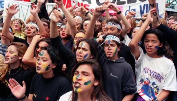 ORG XMIT: 371401_0.tif Estudantes caras-pintadas em manifestação pelo impeachment do presidente Fernando Collor de Mello. (São Paulo, SP, 18.09.1992. Foto de Eder Chiodetto/Folhapress)