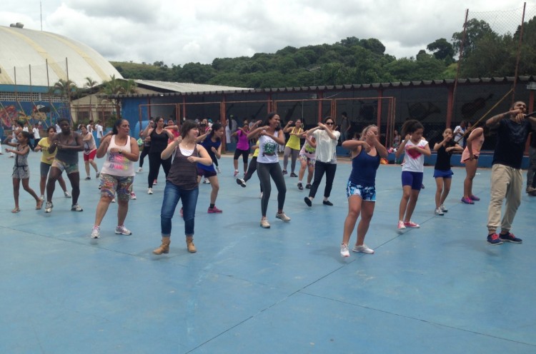 Grupo participou de aula de zumba com o professor Thomaz Pro, no Centro de Referência da Juventude.