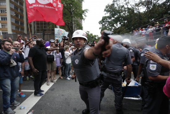 Manifestante grava ação da polícia durante protesto na avenida Paulista (Foto: Danilo Verpa/Folhapress)